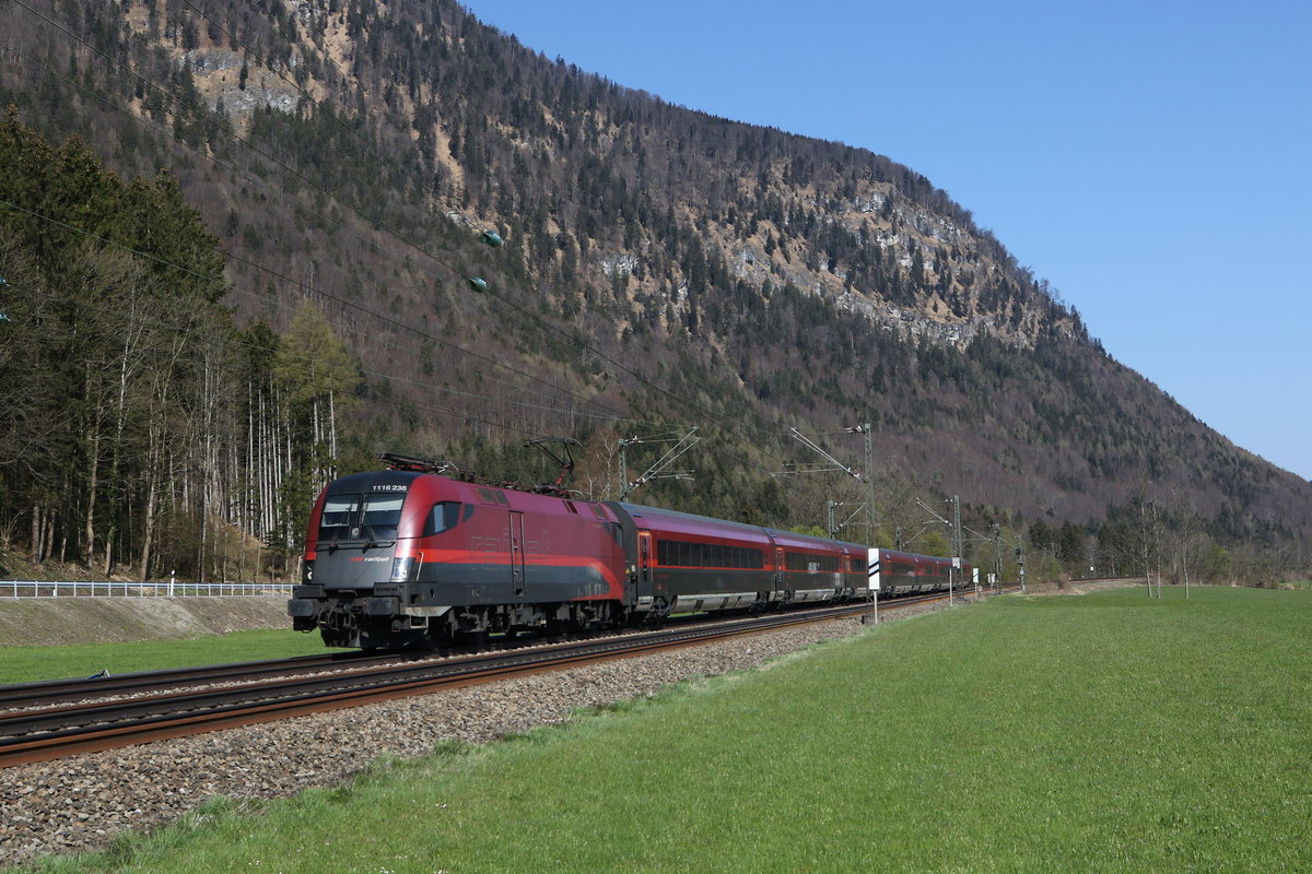 1116 238 unterwegs in Richtung Innsbruck. Aufgenommen am 21. April 2021 bei Niederaudorf im Inntal.