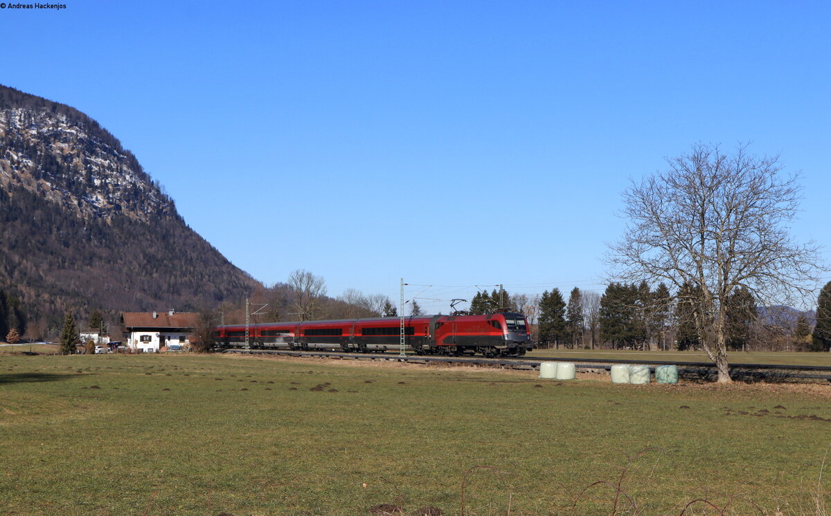 1116 239 mit dem RJX 662 (Flughafen Wien – Bregenz) bei Oberaudorf 12.2.22