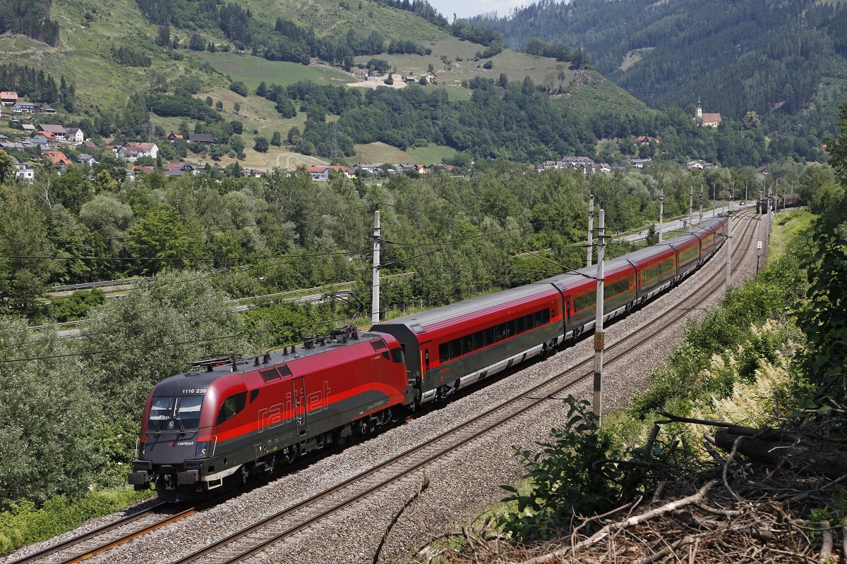 1116 239 mit Railjet bei Niklasdorf am 20.06.2017.