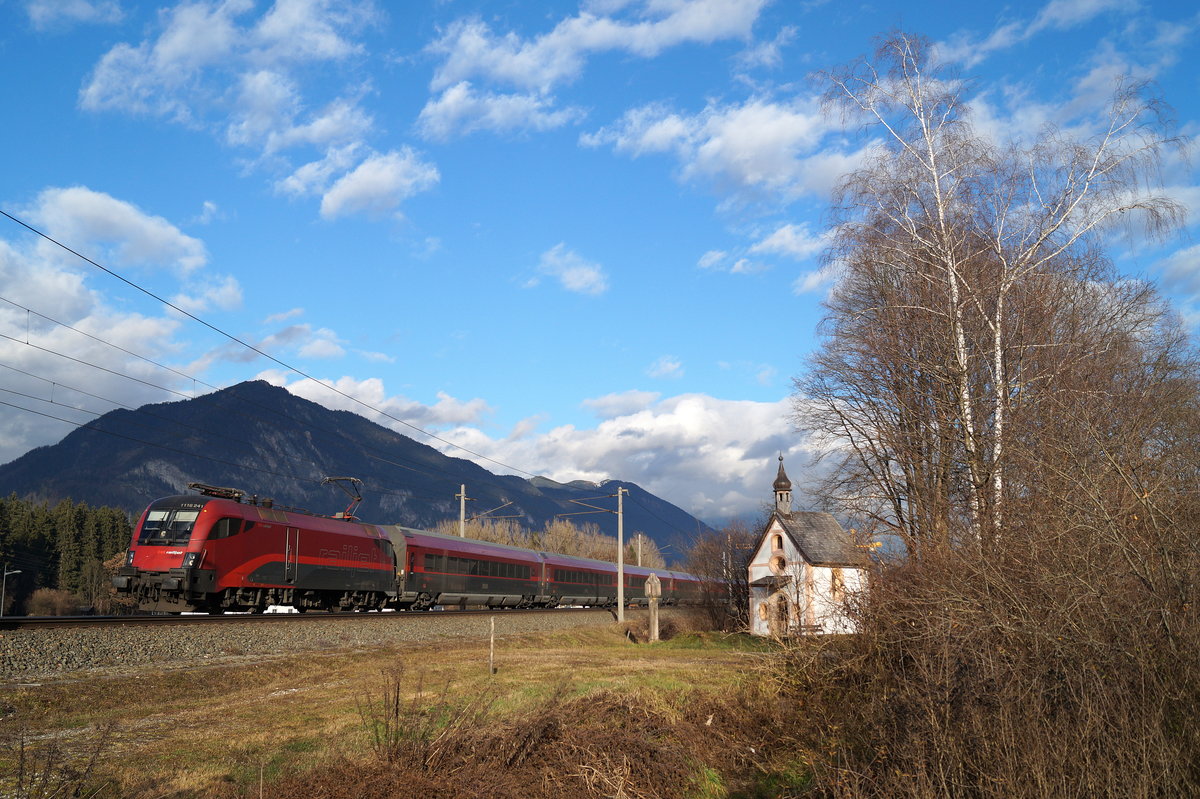 1116 241 mit dem RJX 860 (Flughafen Wien - Bregenz) bei Brixlegg, 07.12.2019.