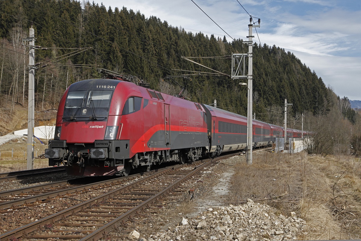 1116 241 mit Railjet in Langenwang am 27.02.2017.
