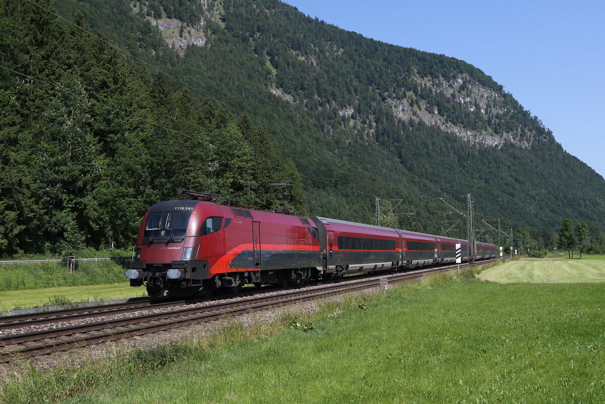 1116 241 war am 14. Juni 2023 bei Niederaudorf in Richtung Innsbruck unterwegs.
