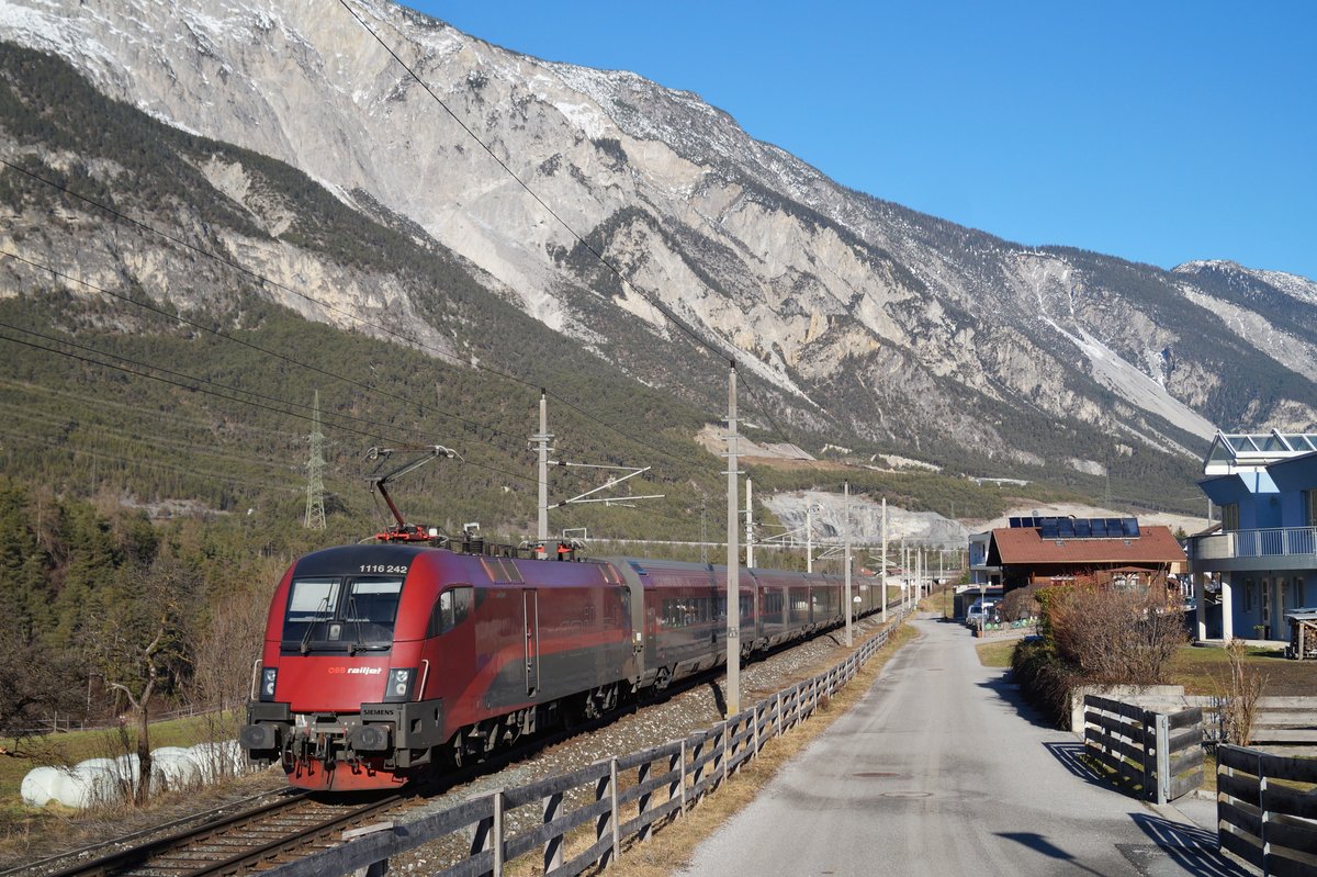 1116 242 mit dem RJX 867 (Bregenz - Flughafen Wien) bei Roppen, 02.01.2020.