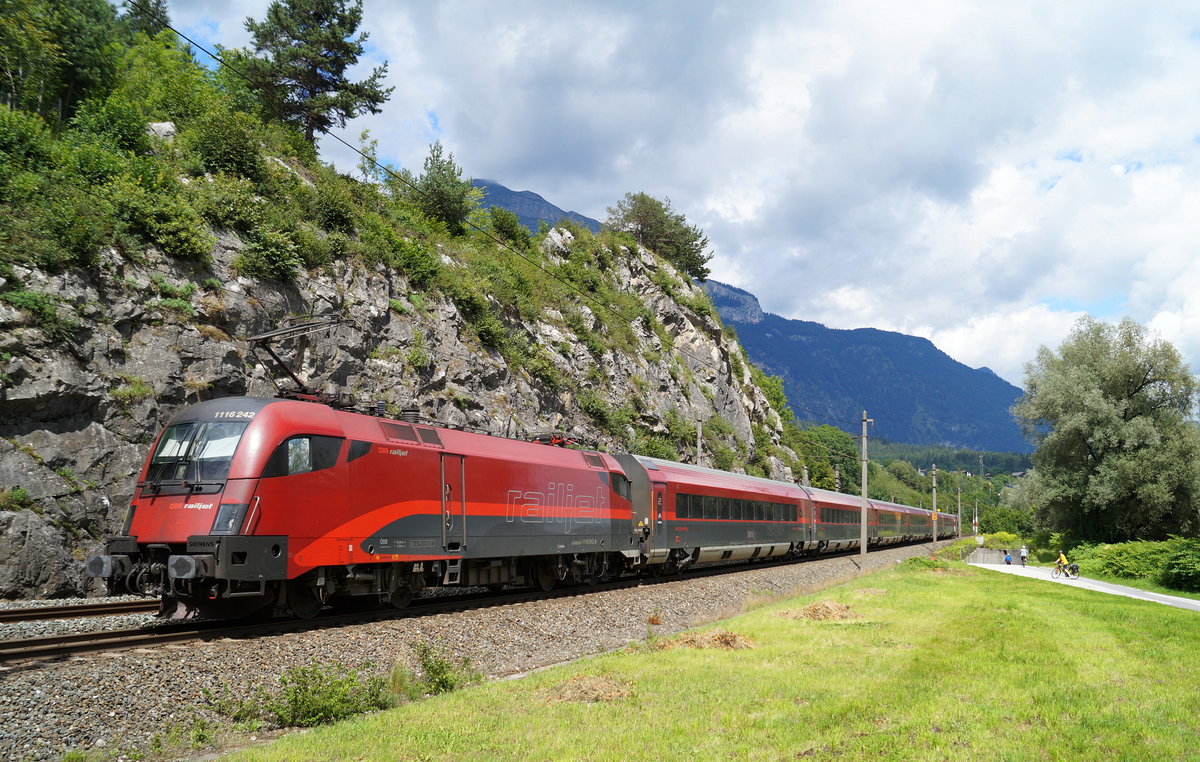 1116 242 schiebt den RJX 867  OS3516 LZS-VIE  (Bregenz - Flughafen Wien) bei Jenbach in Richtung Wörgl, 14.08.2019.