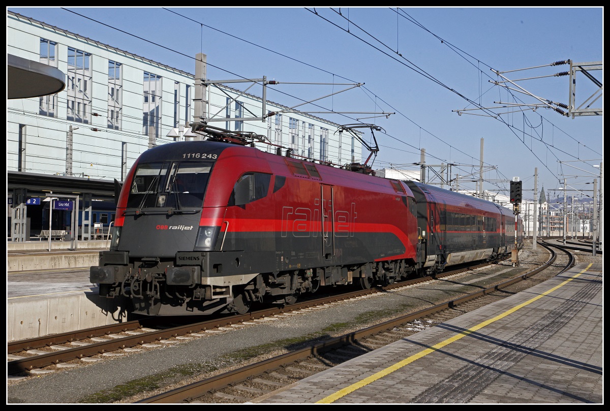 1116 243 fährt am 21.01.2019 mit einem Railjet in Linz Hbf. ein.