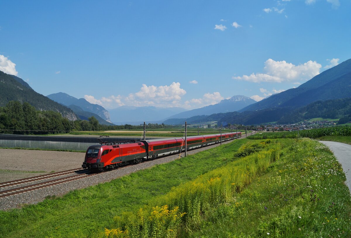 1116 243 schob am 30. Juli 2020 den Railjet Xpress 869 (Bregenz - Flughafen Wien) bei Flaurling in Richtung Innsbruck.