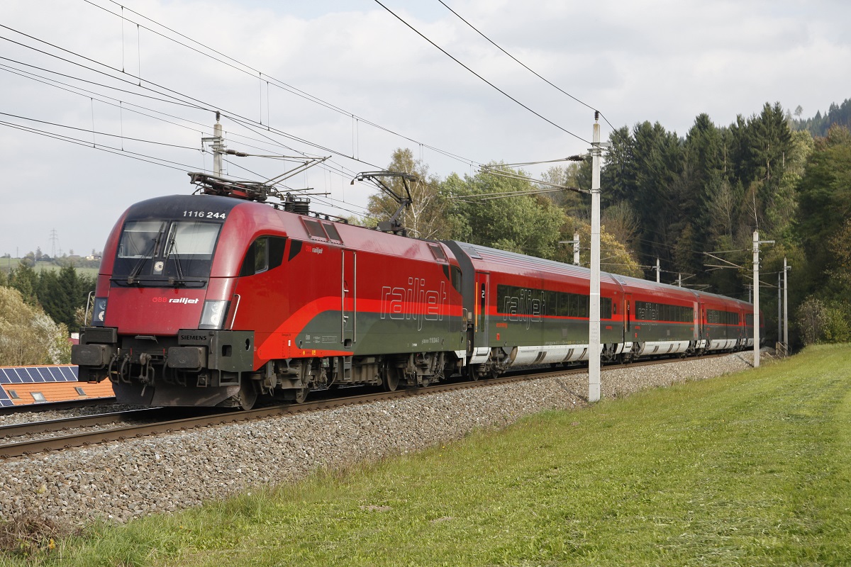 1116 244 ist am 7.10.2014 als Railjet bei Kindberg unterwegs.