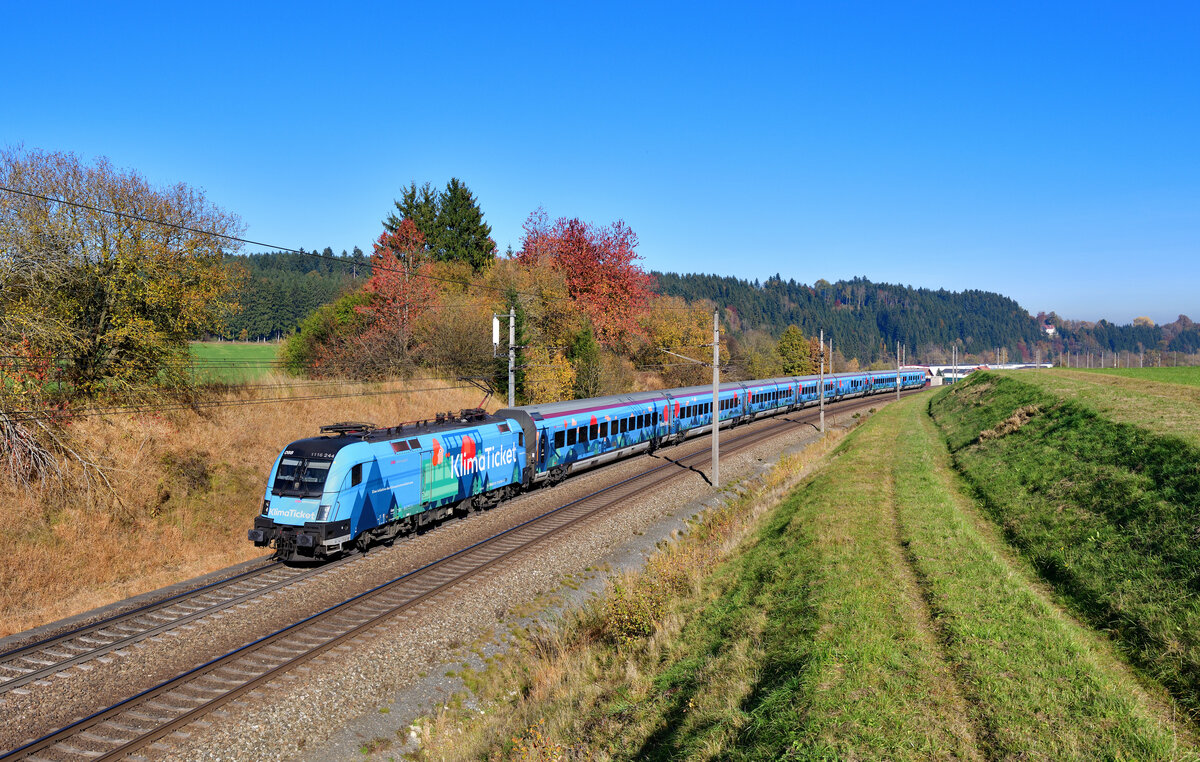 1116 244 mit RJ 642 am 29.10.2021 bei Pöndorf.