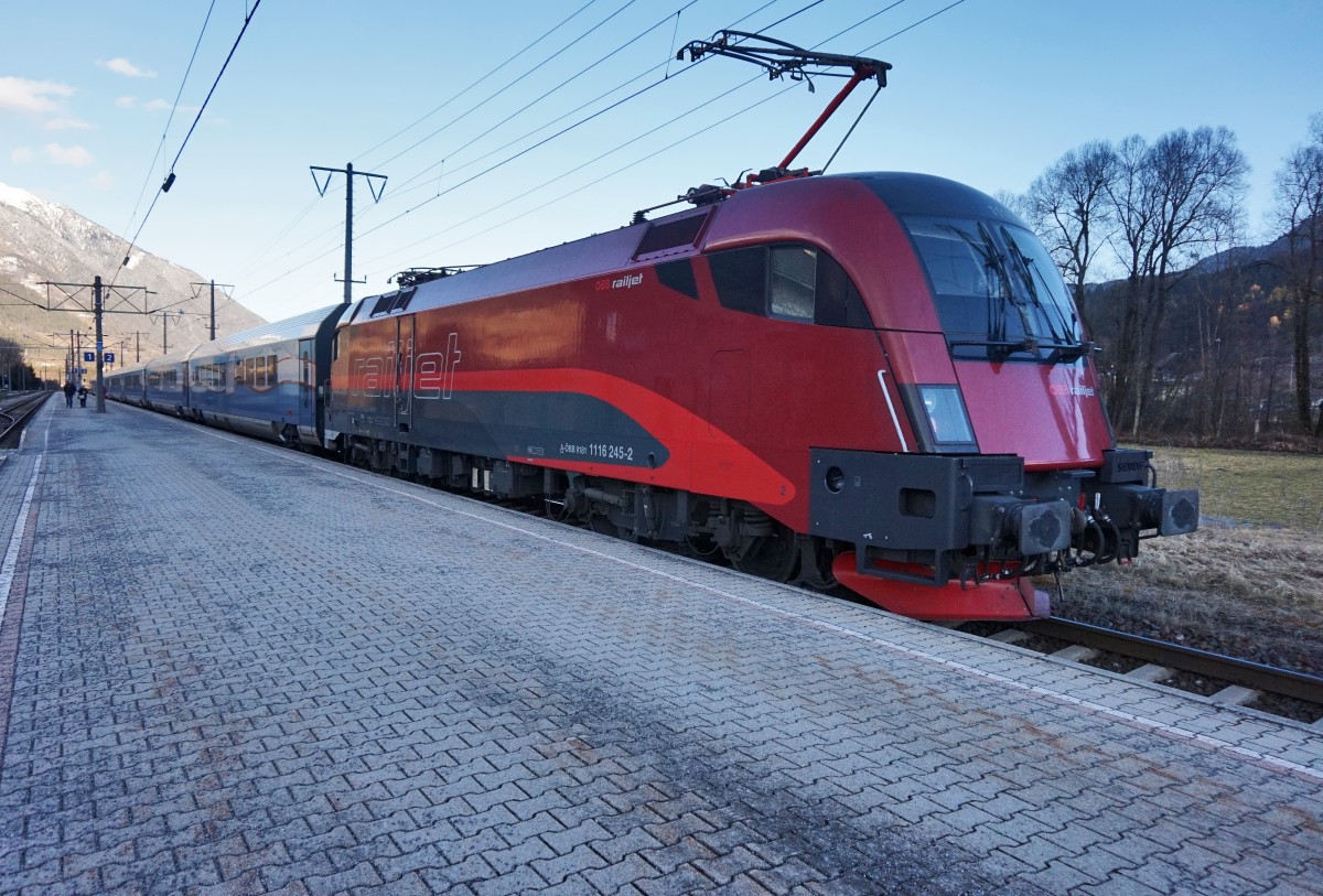 1116 245-2 am Zugschluss des railjet 632 (Lienz - Wien Hbf), am 11.2.2016 bei der Abfahrt in Greifenburg-Weißensee.