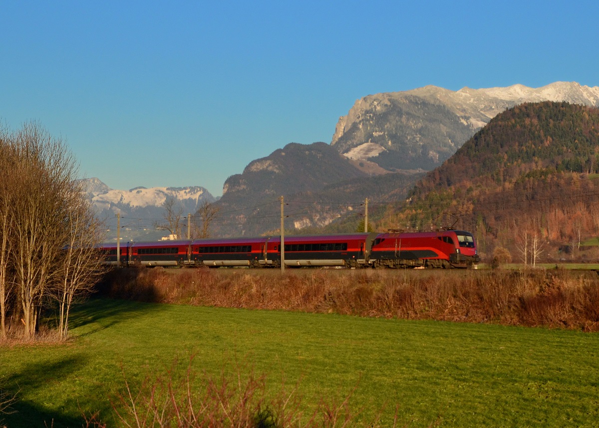 1116 245 mit einem Railjet am 24.11.2015 bei Langkampfen. 