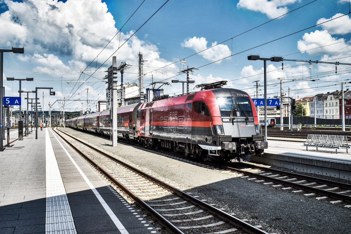 1116 246-0 erreicht mit dem railjet 640 aus Flughafen Wien (VIE), den Endbahnhof.
Aufgenommen am 26.7.2018, in Salzburg Hbf.