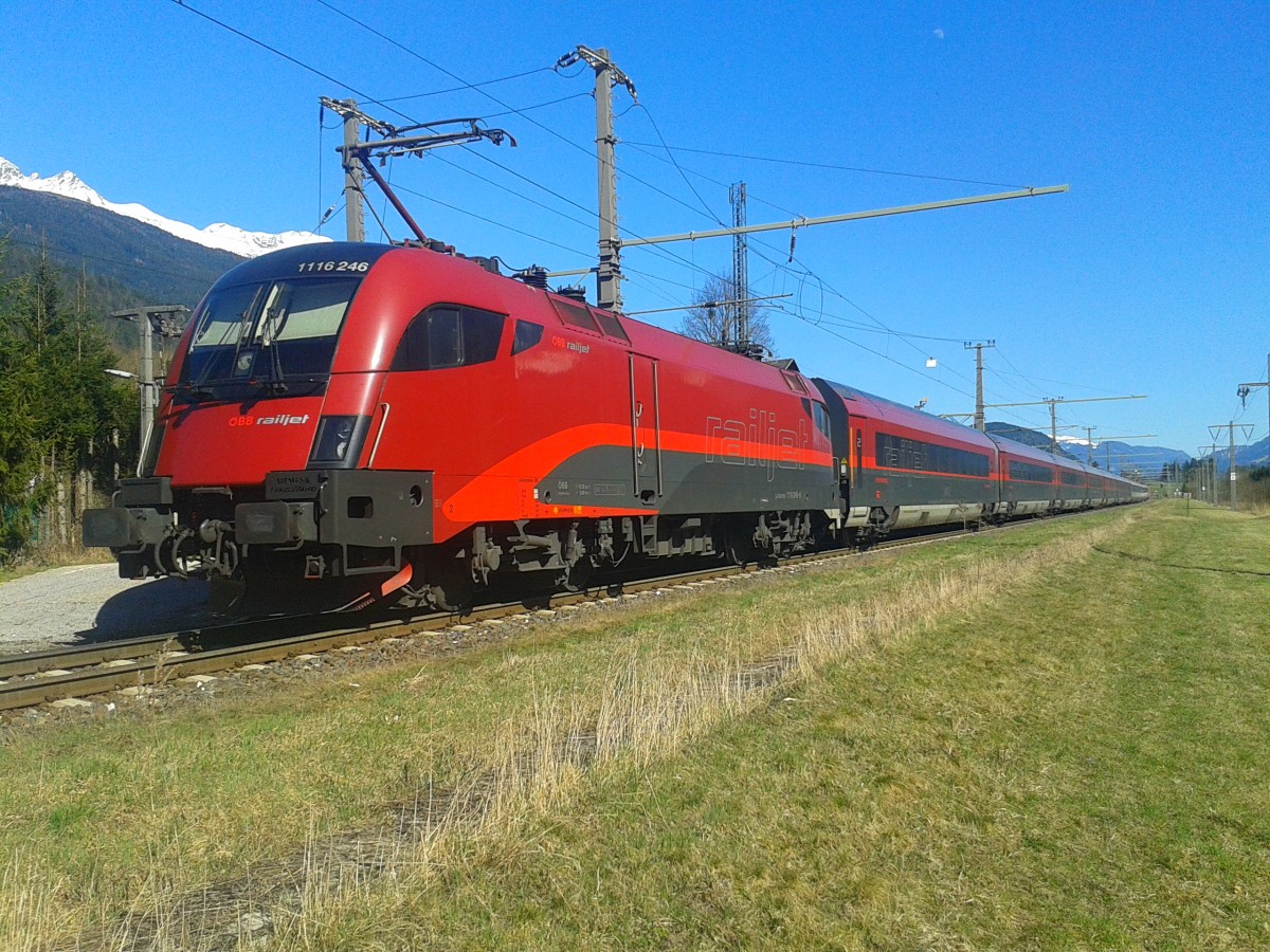 1116 246-0 mit railjet 533 vereint mit D 15533 (Wien Hbf - Lienz) am 28.3.2015 in Oberdrauburg. Aufgrund von Brckensanierungsarbeiten (28.3.2015 - 2.4.2015) nach dem Bahnhof Oberdrauburg war hier heute Endstation, weiter ging es dann mit dem Schienenersatzverkehr vom Bahnhofsvorplatz.