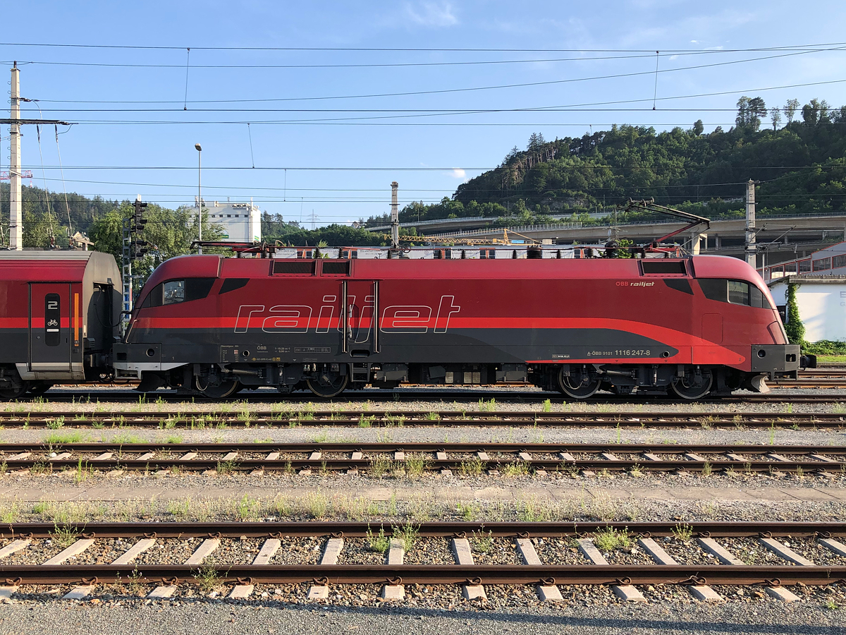 1116 247-8 als Schublok des RailJet Express RJX 663 nach Wien Hbf welcher in Innsbruck Hbf um 19:14 abfährt. Hier bei der Verschubfahrt von Innsbruck Westbahnhof nach Innsbruck Hbf. Aufgenommen am Abend des 23.07.2021