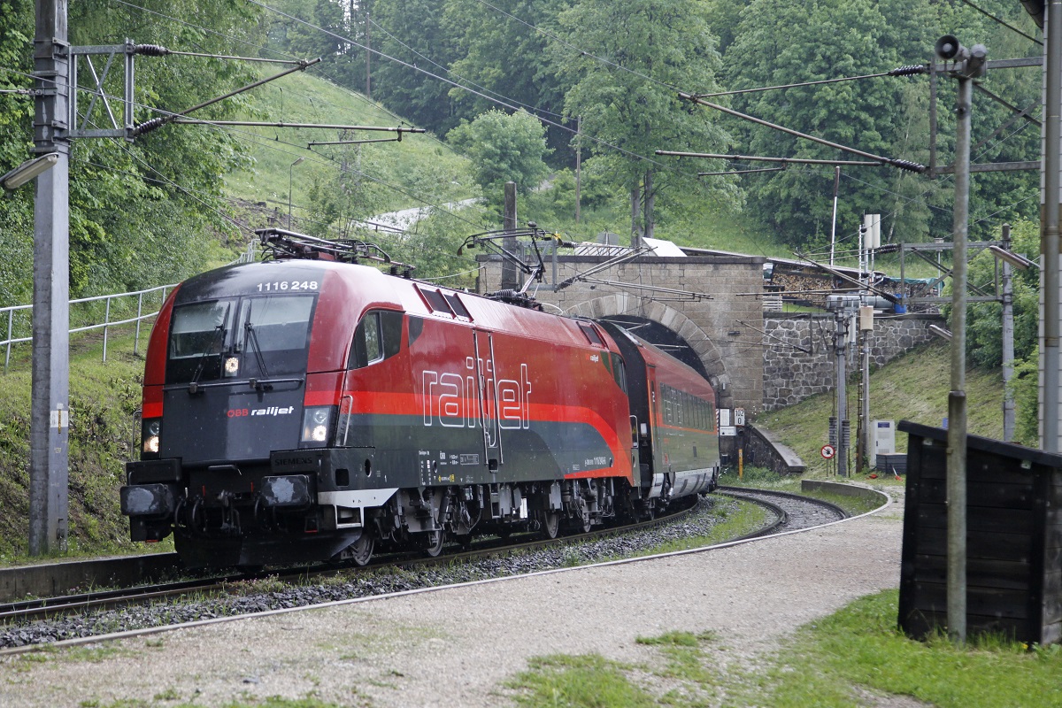 1116 248 durchfährt als Railjet am 27.05.2014 die Haltestelle Wolfsbergkogel.