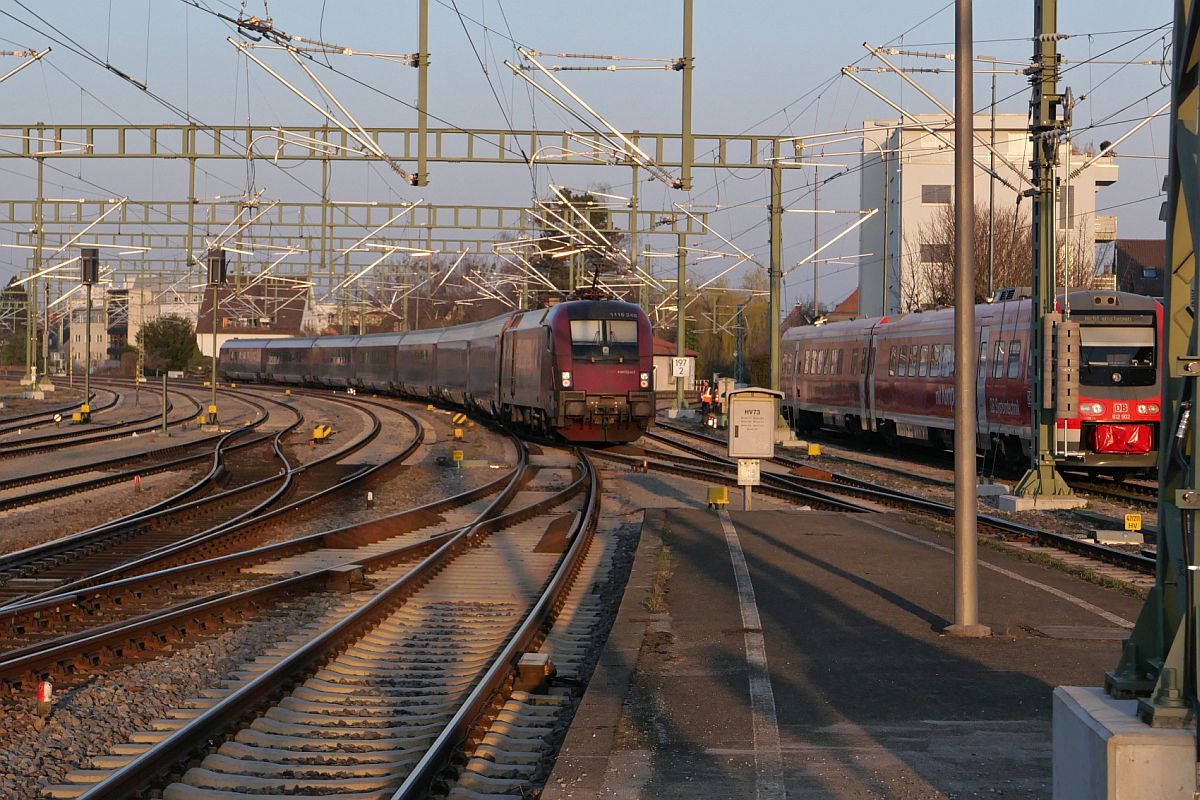 1116 248 mit dem RJ 890  BREGENZERWALD  von Wien (Hbf) nach Frankfurt (M) Hbf am 24.03.2022 bei der Ausfahrt aus dem Bahnhof von Friedrichshafen. Hinter Masten teilweise verdeckt 612 902 der DB Systemtechnik.