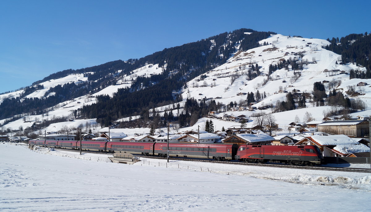 1116 248 mit RJX 1262  Kitzbüheler Alpen  (Wien Hbf - Wörgl Hbf) bei Brixen im Thale, 23.02.2019.