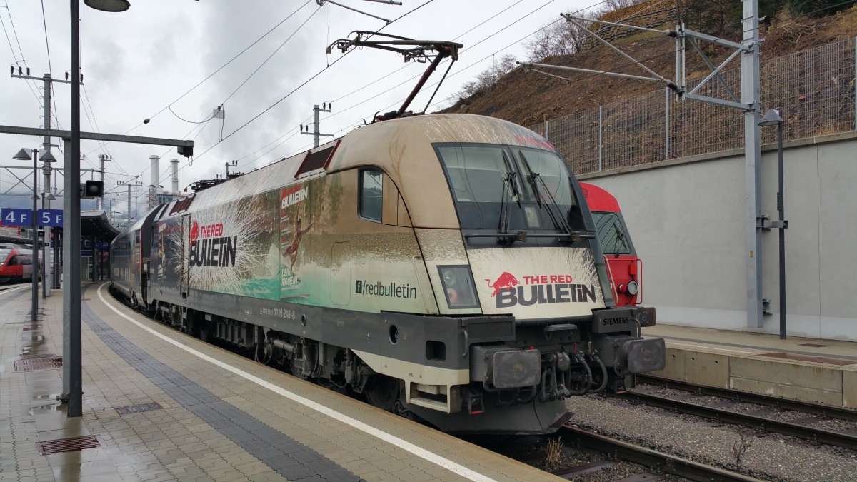 1116 248  RedBulletin  steht am 24.02.2015 zu Mittag mit dem  Fashiontrain  in Bruck a. d. Mur auf Bahnsteig 5.