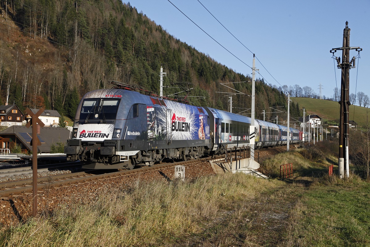 1116 248 (The Red Bulletin Fashion Train) als RJ653 bei Mürzzuschlag am 9.12.2014.