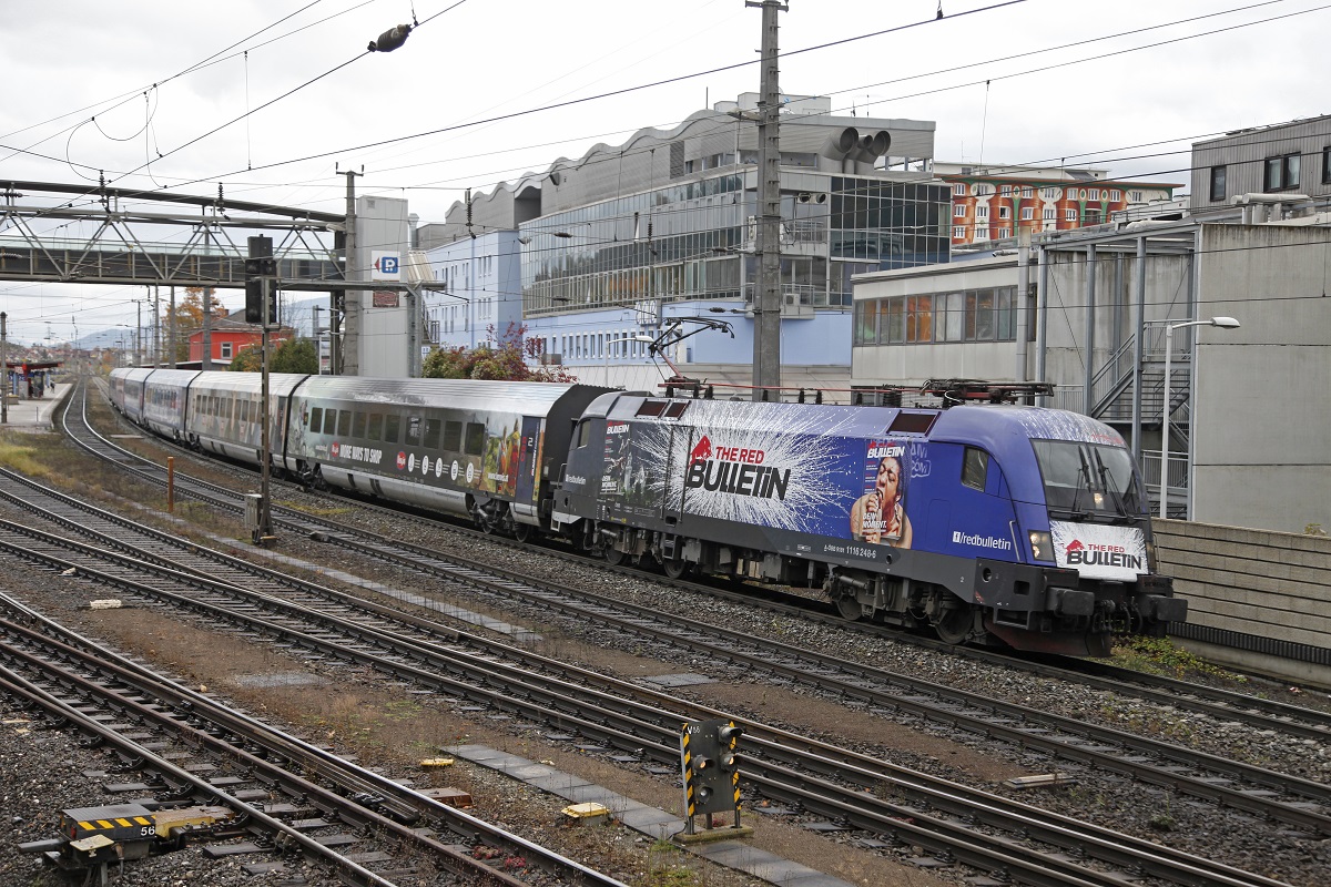 1116 248 (The Red Bullettin Fashion Train) fährt am 6.11.2014 aus dem Bahbnhof Kapfenberg aus.