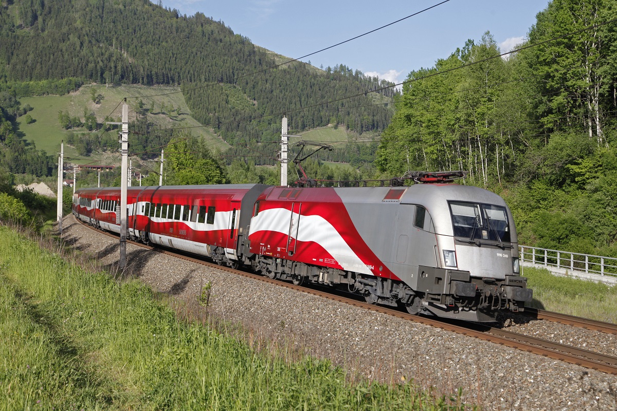 1116 249 als Railjet bei Oberaich am 16.05.2017.