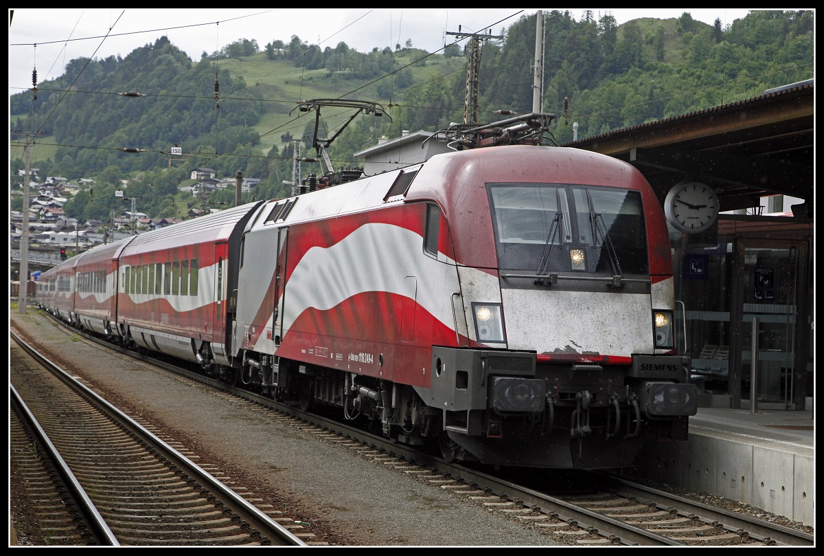 1116 249 fährt am 23.05.2018 als Railjet in Schwarzach St.Veit am Bahnsteig 3 ein.