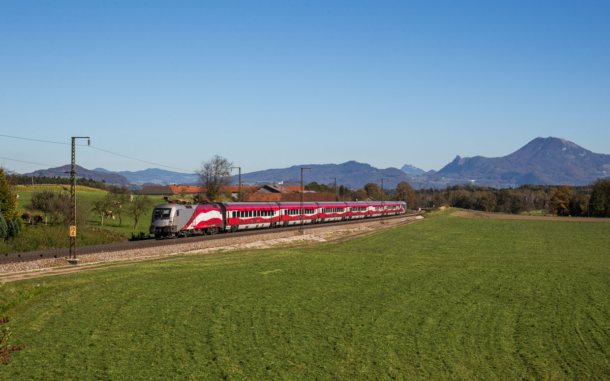 1116 249 fährt mit passender Garnitur und richtig gedreht bei Teisendorf in Richtung Rosenheim, aufgenommen am 15. Oktober 2017.