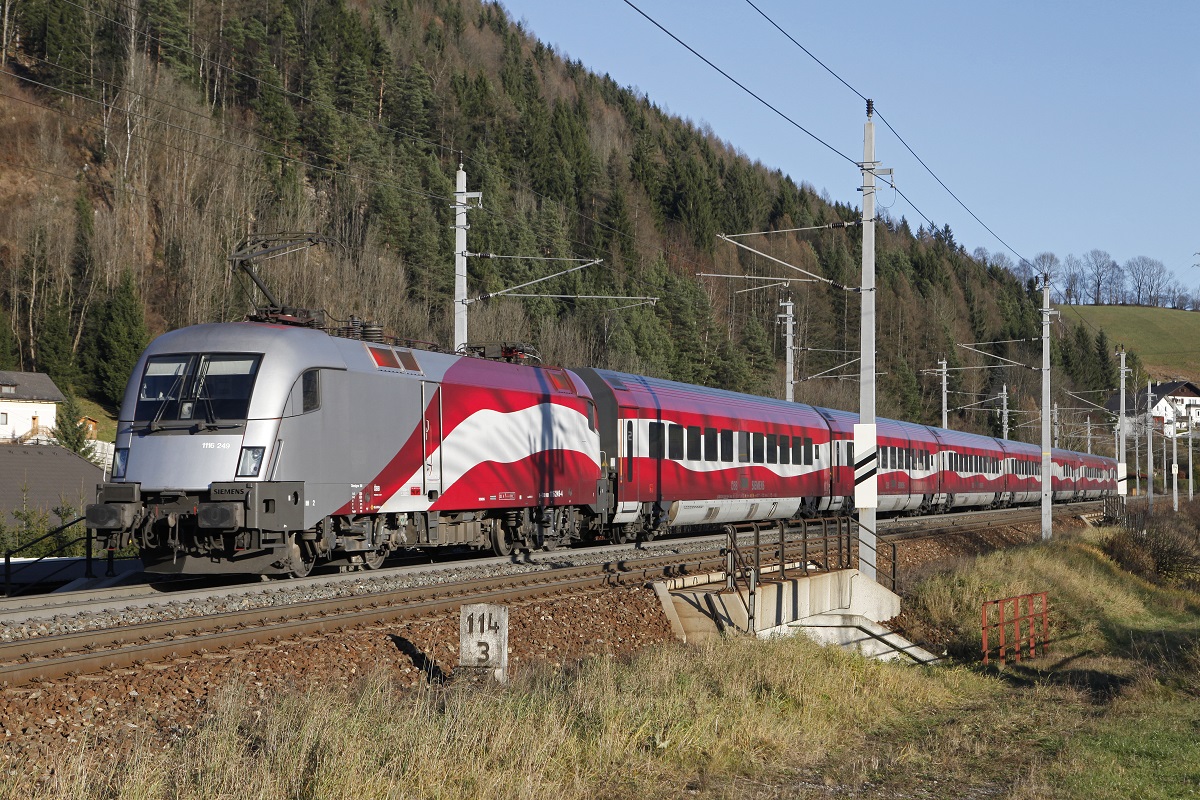 1116 249 (lange Fahne) als RJ538 bei Mürzzuschlag am 9.12.2014.