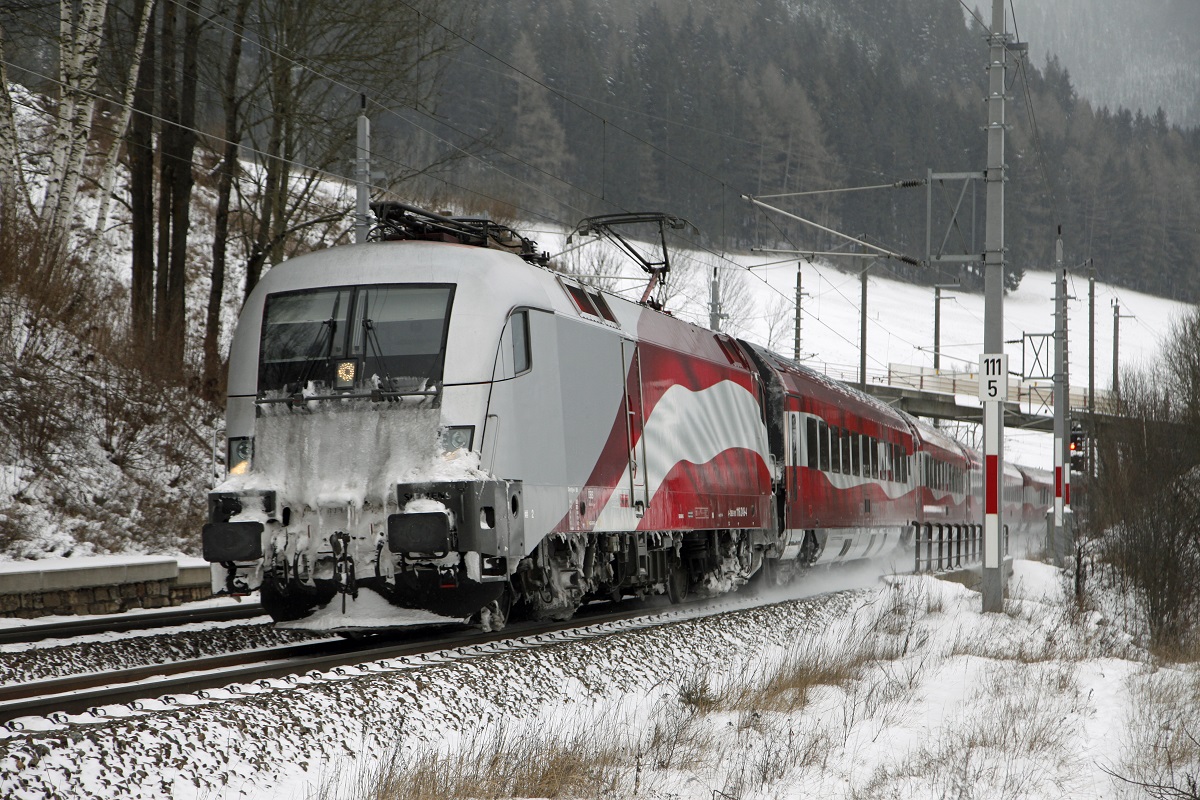 1116 249 (lange Fahne) als Railjet bei Spital am Semmering am 29.12.2014.