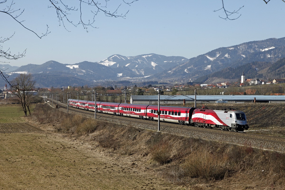 1116 249 (Lange Fahne) hat am 24.02.2014 soeben als RJ650 den Bahnhof Marein St.Lorenzen durchfahren und befindet sich wieder auf freier Strecke.