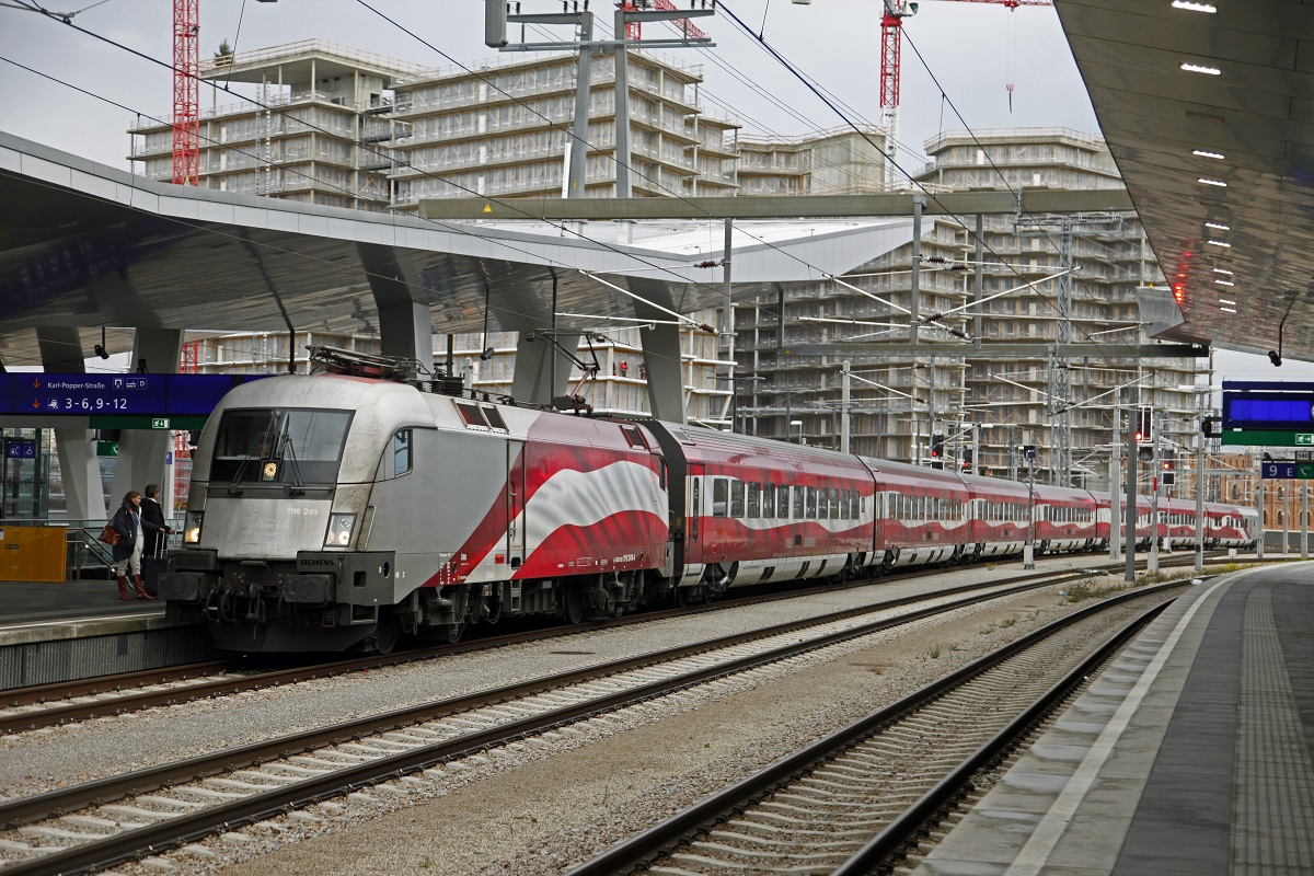1116 249 (Lange Fahne) in Wien Hauptbahnhof am 21.11.2017.