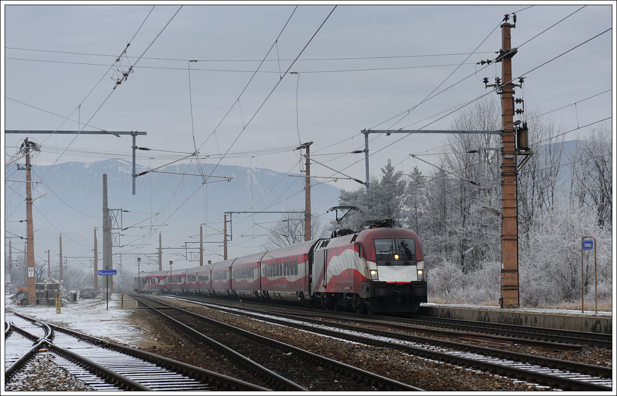 1116 249 mit dem RJ 653 von Wien nach Graz bei der Durchfahrt in Eichberg auf der Semmering Nordrampe. 6.1.2016