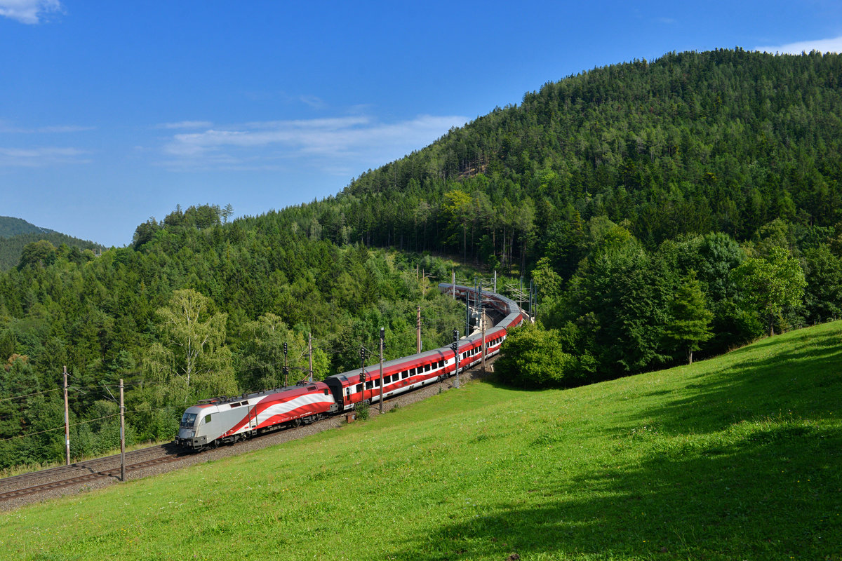 1116 249 mit einem Railjet am 26.08.2017 bei Eichberg. 