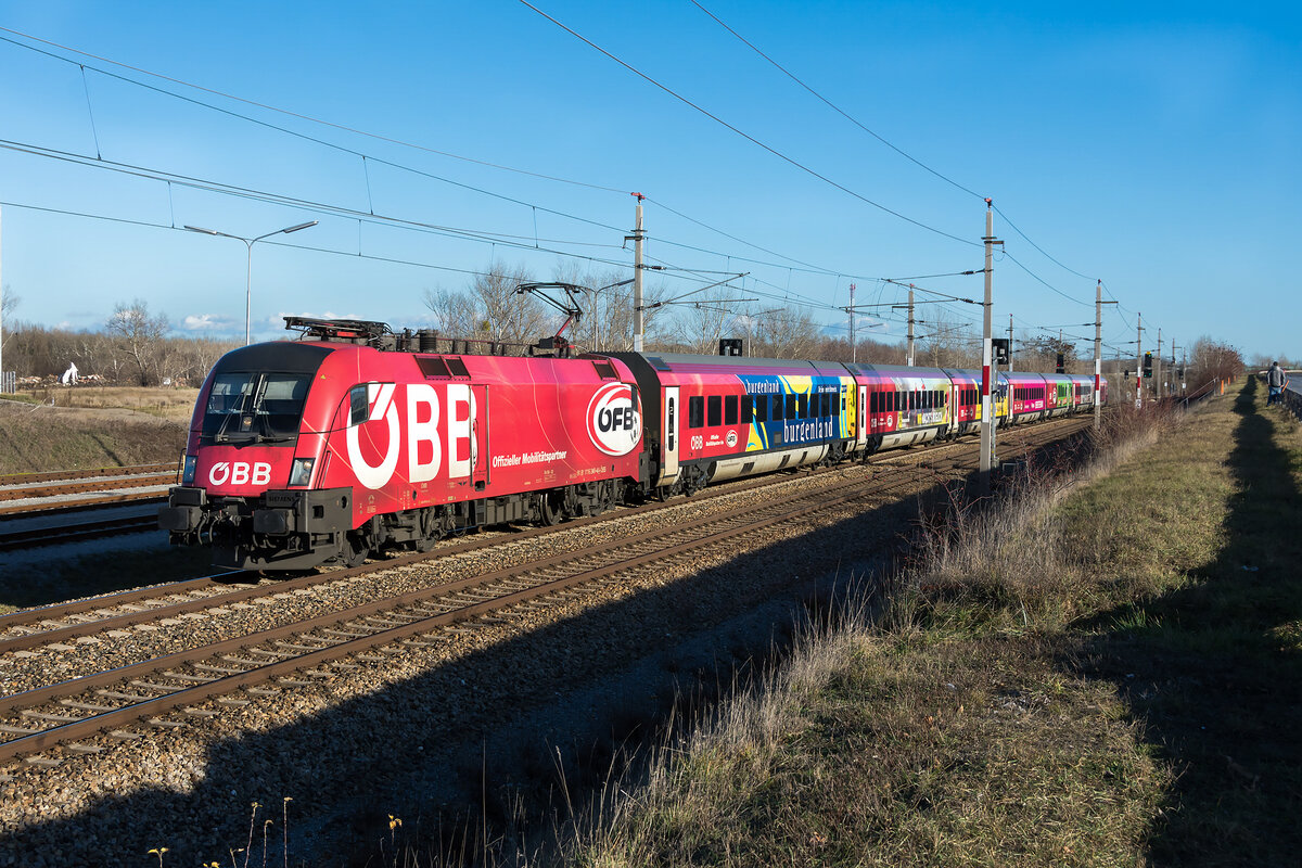 1116 249 mit railjet 864, unterwegs von Wien Flughafen nach Bregenz. Das Foto entstand am 14.01.2023 bei Mannswörth.