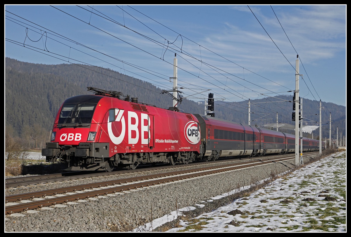 1116 249 mit Railjet bei Mitterdorf - Veitsch am 10.01.2020.