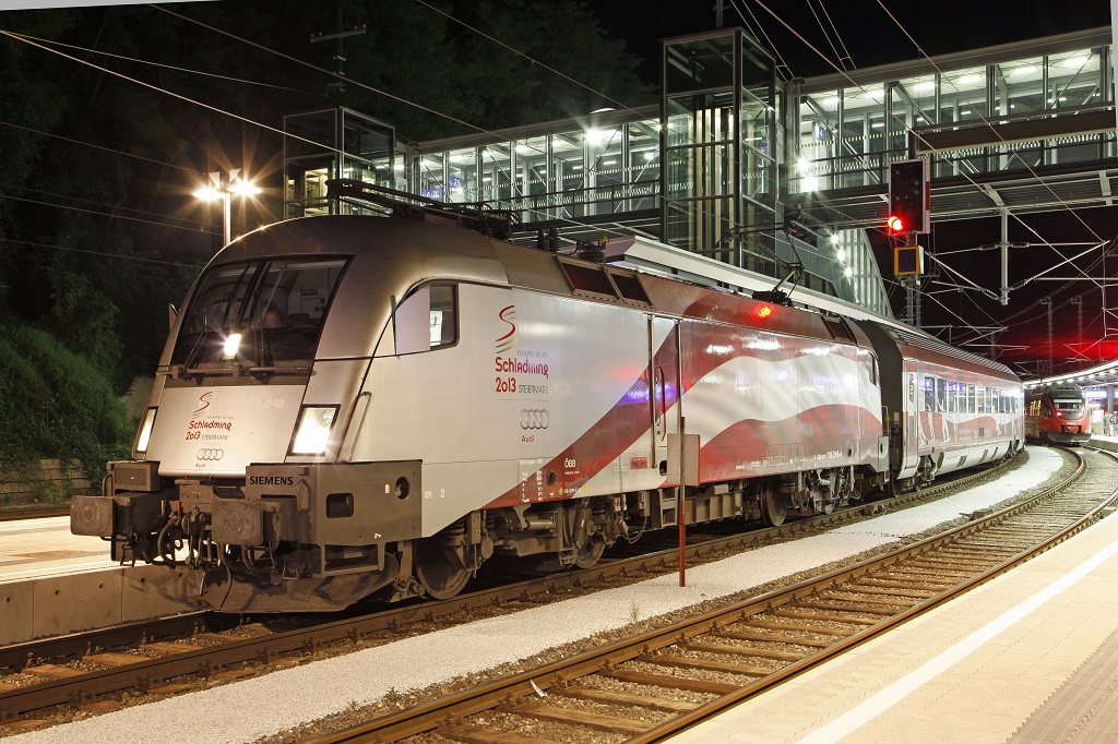 1116 249 steht zu abendlicher Stunde am 31.08.2013 am Bahnhof Bruck/Mur zur Abfahrt bereit.