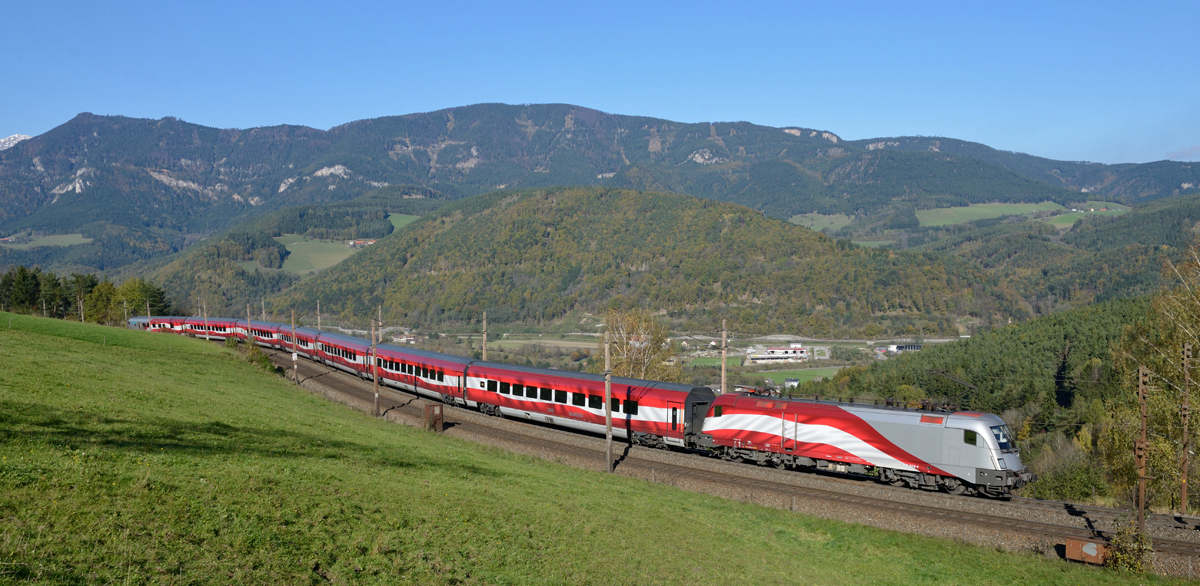 1116 249 war am 27. Oktober mit dem  Fahnen-Jet  am Semmering unterwegs und wurde von mir auf der Apfelwiese nahe Eichberg fotografiert.