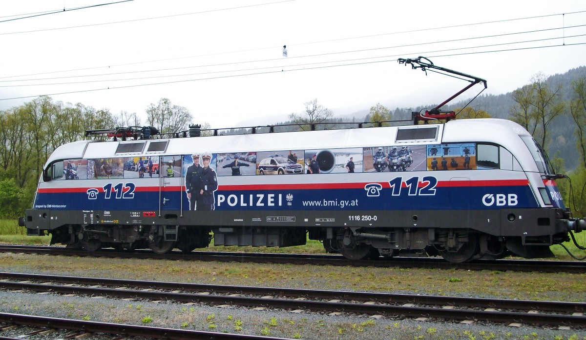 1116 250-0  POLIZEI  vor dem ÖBB-IC 530 (Lienz - Wien Meidling) am 22.4.2012 bei der Abfahrt in Greifenburg-Weißensee.