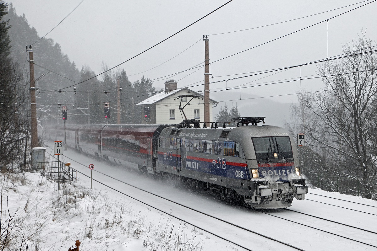 1116 250 fährt am 29.12.2014 mit einem Railjet durch den Bahnhof Semmering.