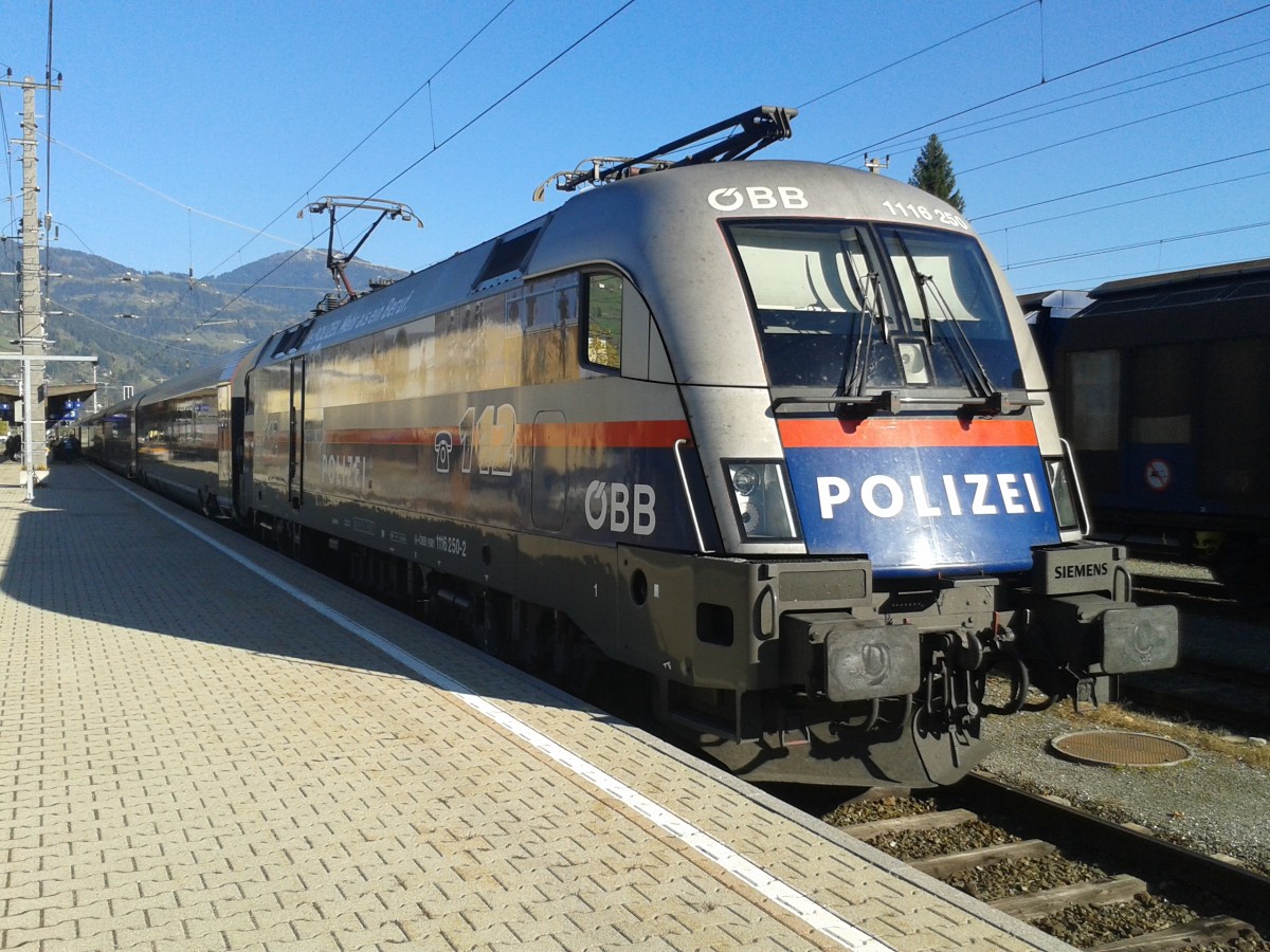 1116 250 mit railjet 530 nach Wien Meidling vor der Abfahrt im Bahnhof Lienz, 28.10.2014