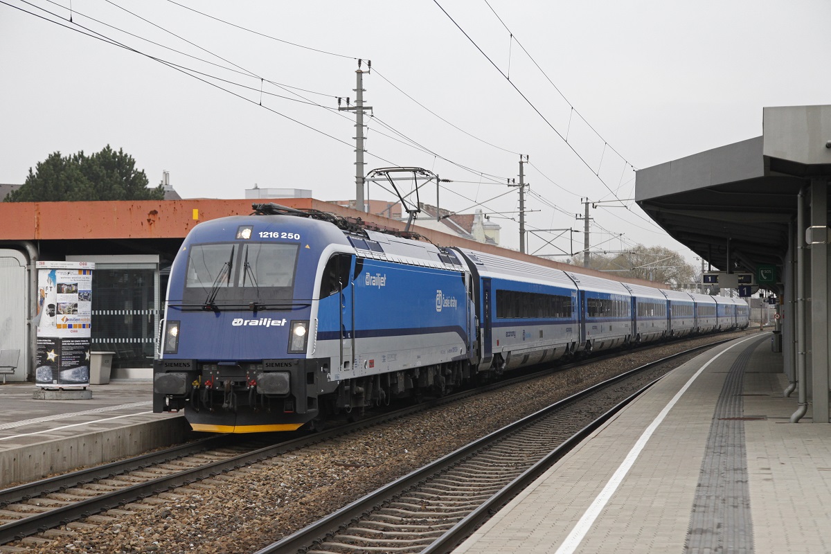 1116 250 mit RJ73 in der Haltestelle Wien Atzgersdorf am 9.12.2015.