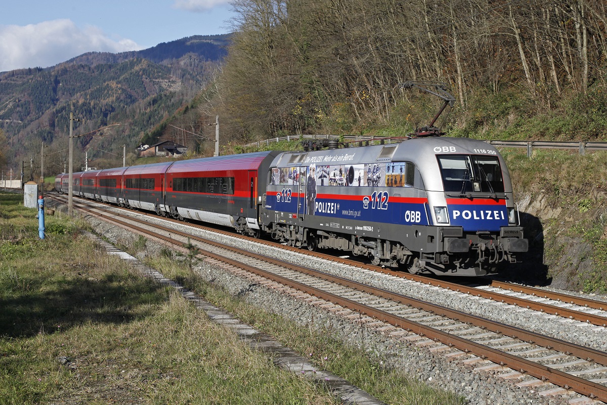 1116 250 (Polizei) als Railjet 559 nahe Pernegg am 20.11.2014.