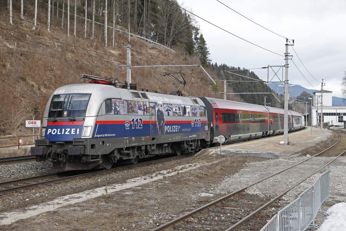 1116 250 (Polizei) mit Railjet in Langenwang am 27.02.2017.