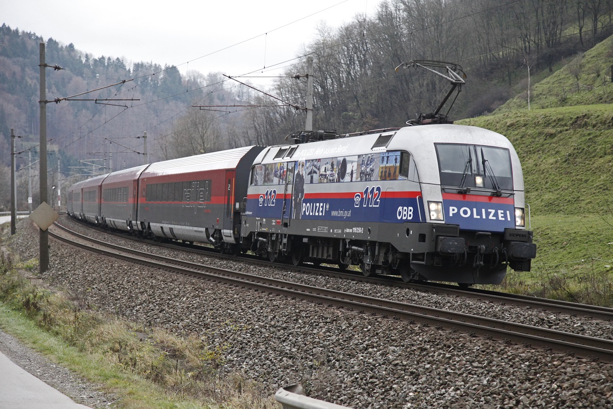 1116 250 (Polizei) zieht am 26.11.2014 Railjet 559 in Bruck/Mur Übelstein richtung Süden.