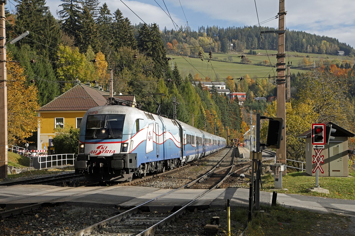 1116 251 als Railjet 533 in Breitenstein am 28.10.2015.