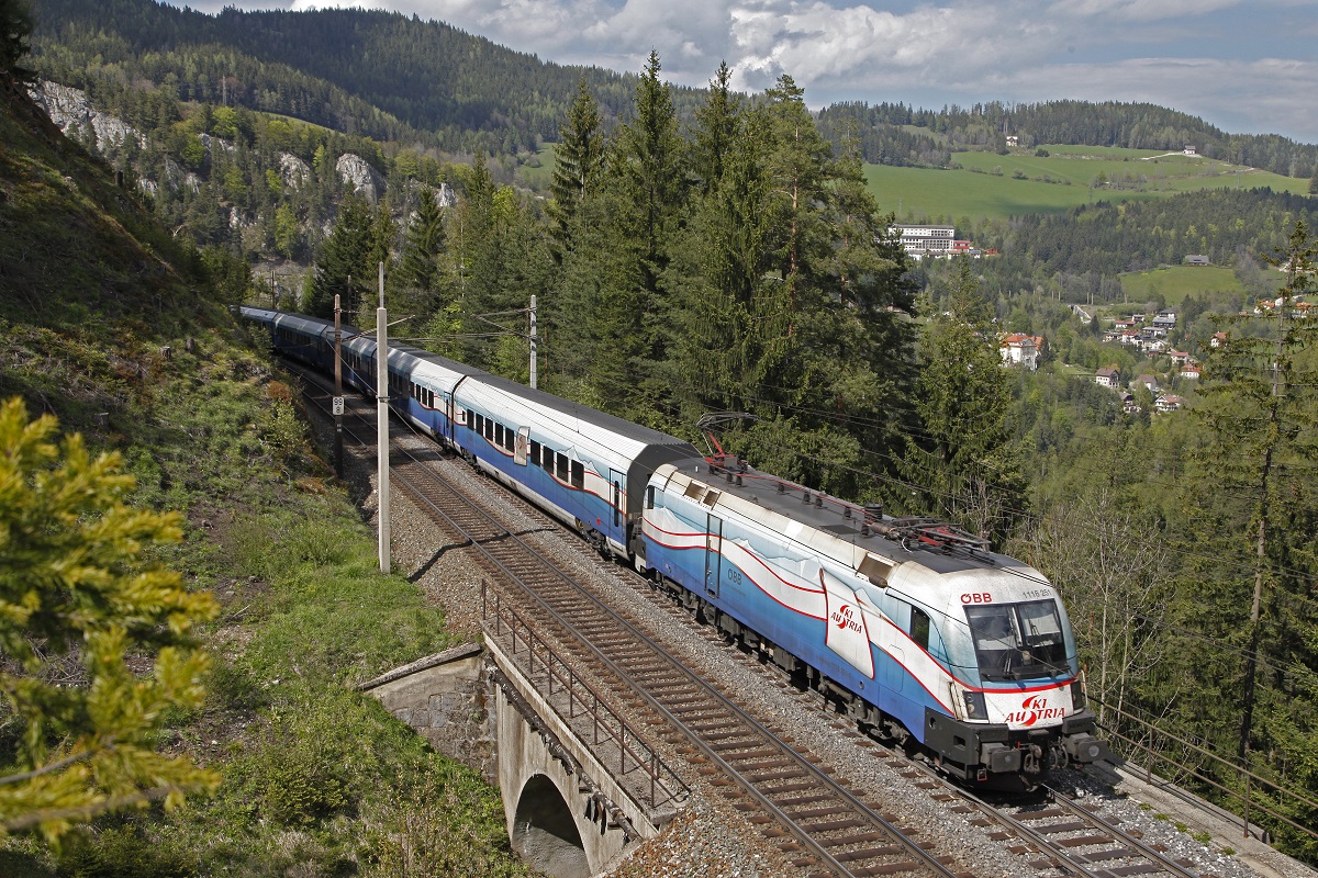 1116 251 (Ski-Austria) als Railjet bei Breitenstein am 11.05.2017.