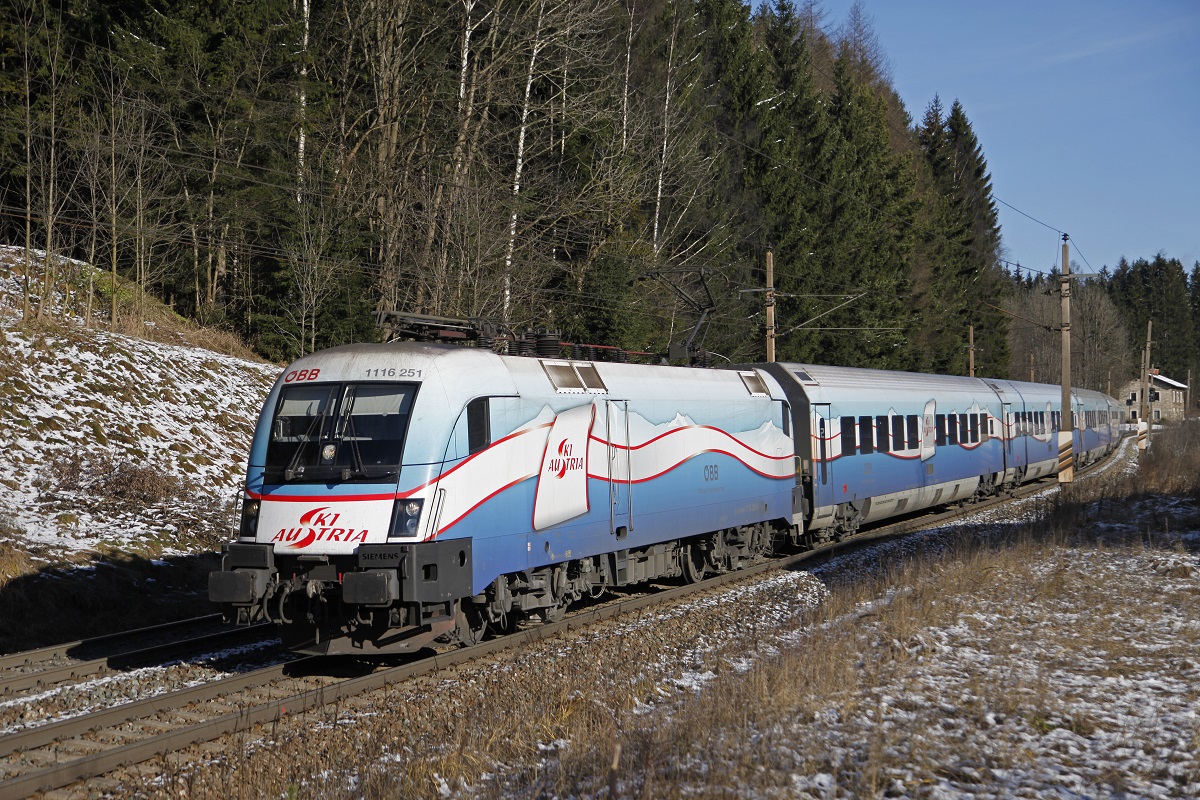 1116 251 (Ski-Austria) als RJ 559 bei Steinhaus am 9.12.2014.