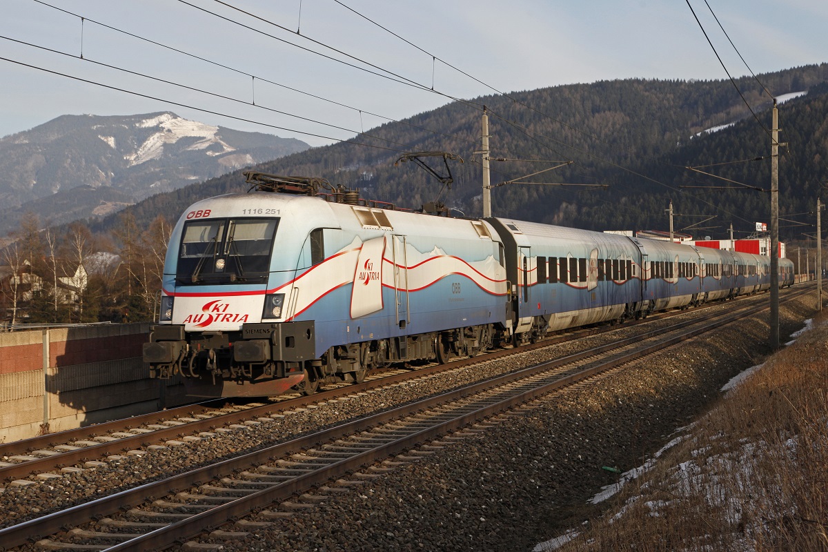 1116 251 (Ski-Austria) als RJ bei Bruck/Mur am 19.02.2015.