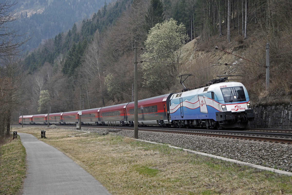 1116 251 (Ski-Austria) mit Railjet 657 bei Mixnitz am 23.03.2015. Der Zug bestand ausnahmsweise aus einer normalen Railjetgarnitur.
