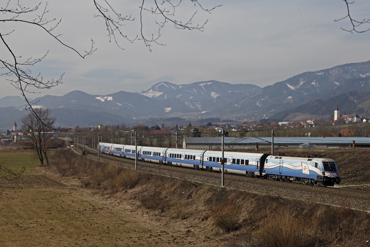 1116 251 (Skiaustria) als RJ650 auf der Fahrt zwischen dem Bahnhof Marein-St.Lorenzen und der Haltestelle Allerheiligen-Mürzhofen am 27.02.2014.