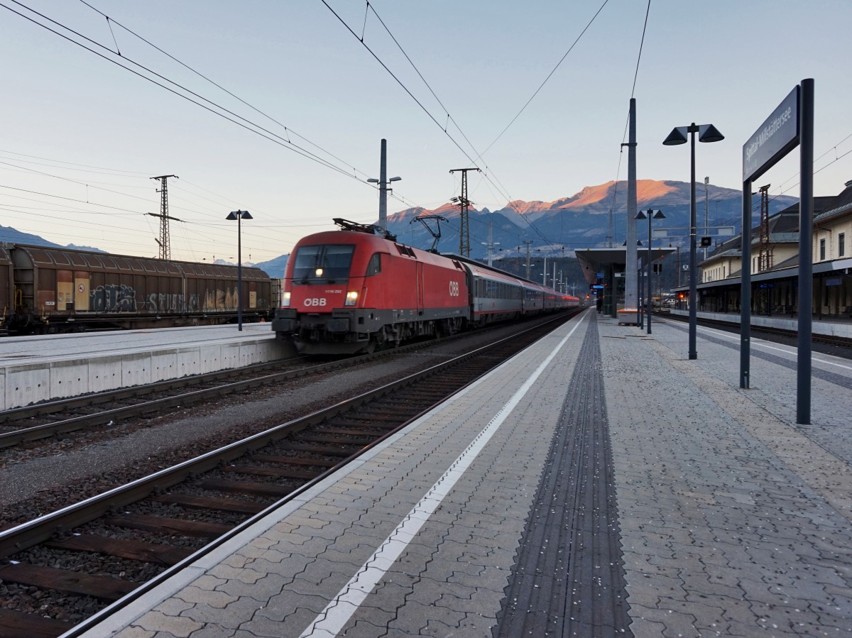 1116 252-8 mit EC 113 (Frankfurt (M) Hbf - Klagenfurt Hbf/- Zagreb Glavni kol.) am 29.12.2015 bei der Einfahrt in Spittal-Millstättersee.